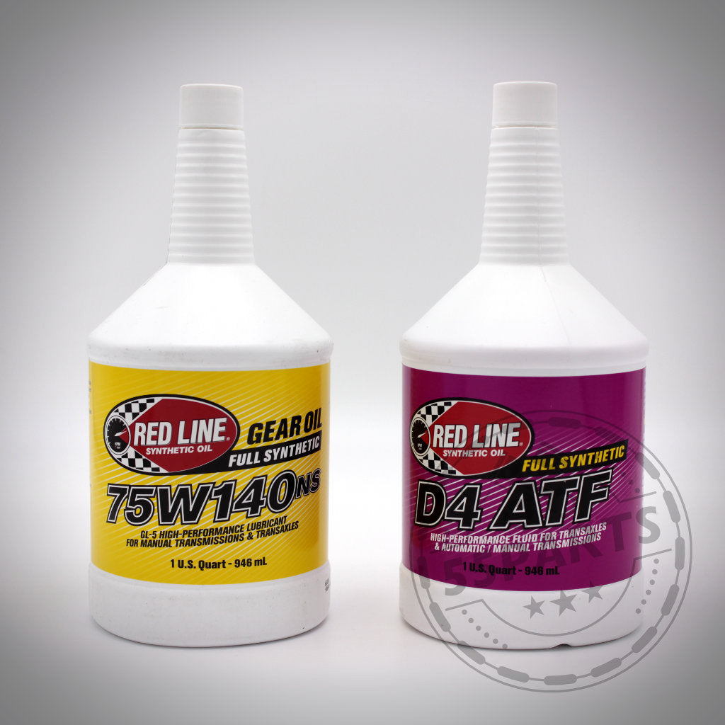 Auf weißem Hintergrund sind zwei Flaschen RedLine Rattle-Fix Getriebeöl passend für BMW 135i, 1er M Coupé, 335i(x) N54/N55 E-Serie abgebildet – eine gelb beschriftete 75W140 NS und eine lila beschriftete D4 ATF.