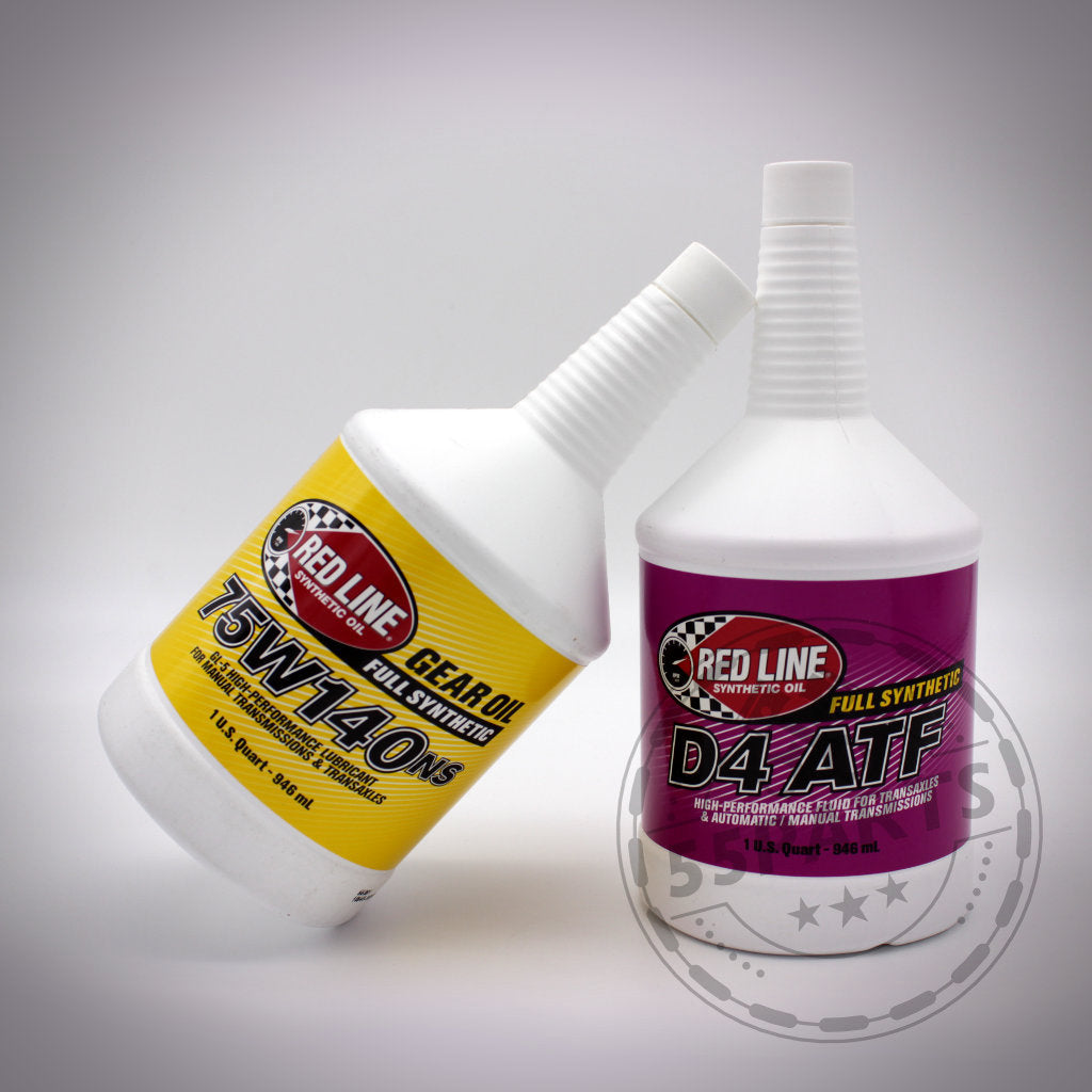 Auf weißem Hintergrund sind zwei Flaschen RedLine Rattle-Fix Getriebeöl passend für BMW 135i, 1er M Coupé, 335i(x) N54/N55 E-Serie abgebildet – eine gelb beschriftete 75W140 NS und eine lila beschriftete D4 ATF.