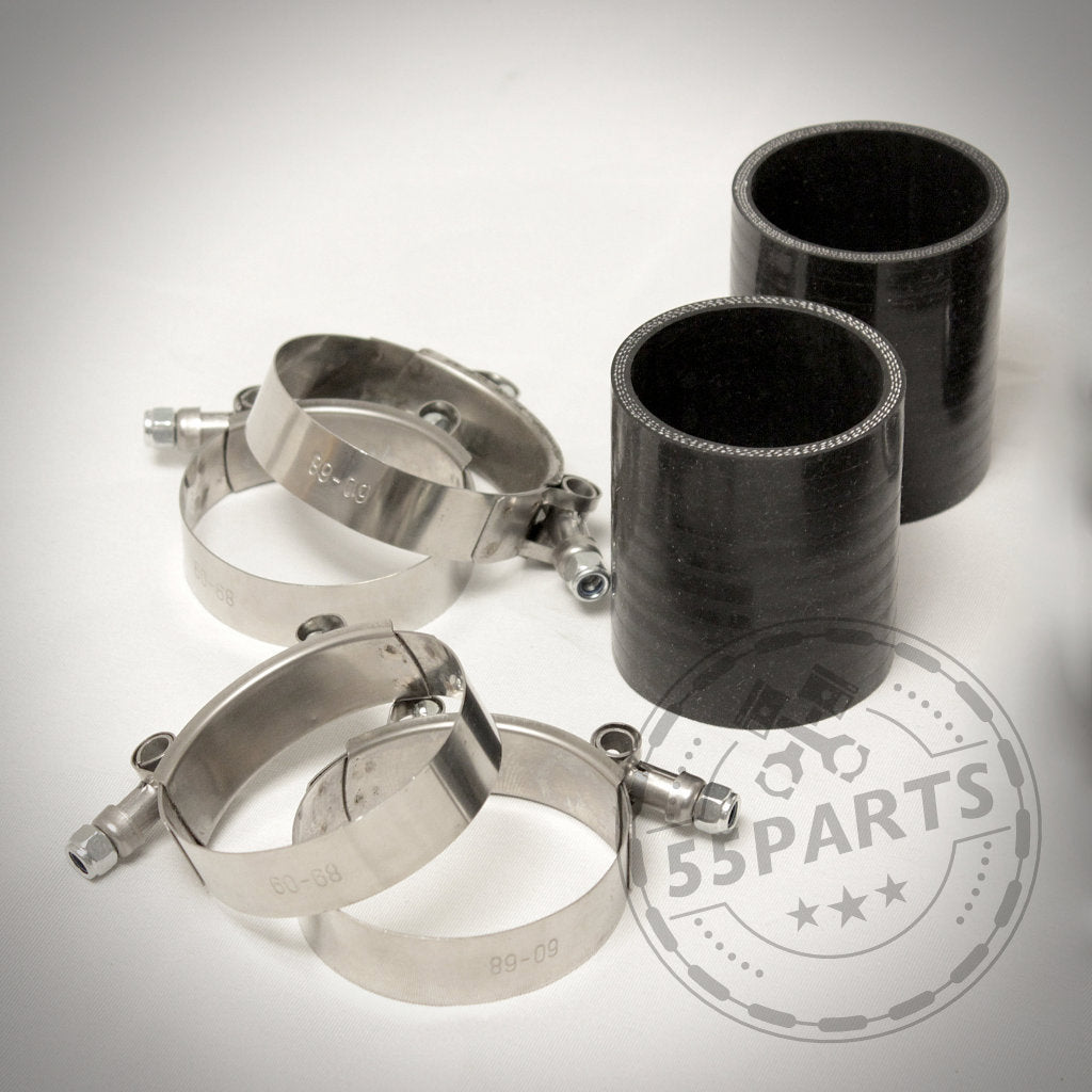 Zwei schwarze Silikonschläuche und vier Metallschlauchschellen auf weißem Hintergrund mit einem 55Parts-Logo, ideal für die Verwendung mit Aluminium-Chargepipes passend für BMW M2 Competition, M3 und M4 S55 INKLUSIVE GUTACHTEN.