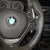 Nahaufnahme der 55Parts Aluminium/Carbon-Schaltwippen passend für BMW 1/235 & 40i, 3/435 & 40i, M2, M3 & M4 F- und G-Serie, mit Steuertasten und auffälligen Vollcarbon-Details.
