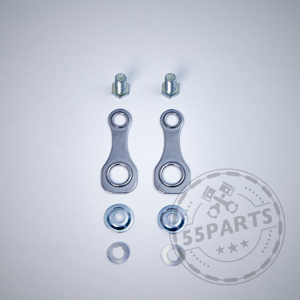 Das SCHROTH B23 4- oder 6-Punkt-Gurtmontagehilfe-Befestigungskit von Schroth enthält Metallklammern, Schrauben und Unterlegscheiben, symmetrisch auf einer weißen Oberfläche mit einem 55Parts-Wasserzeichen dargestellt – perfekt für den Einsatz auf der Rennstrecke.