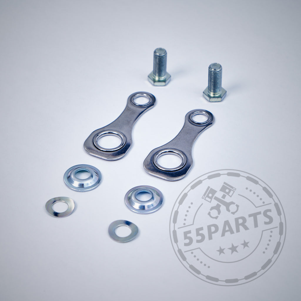 Das SCHROTH B23 4- oder 6-Punkt-Gurtmontagehilfe-Befestigungskit von Schroth enthält Metallklammern, Schrauben und Unterlegscheiben, symmetrisch auf einer weißen Oberfläche mit einem 55Parts-Wasserzeichen dargestellt – perfekt für den Einsatz auf der Rennstrecke.