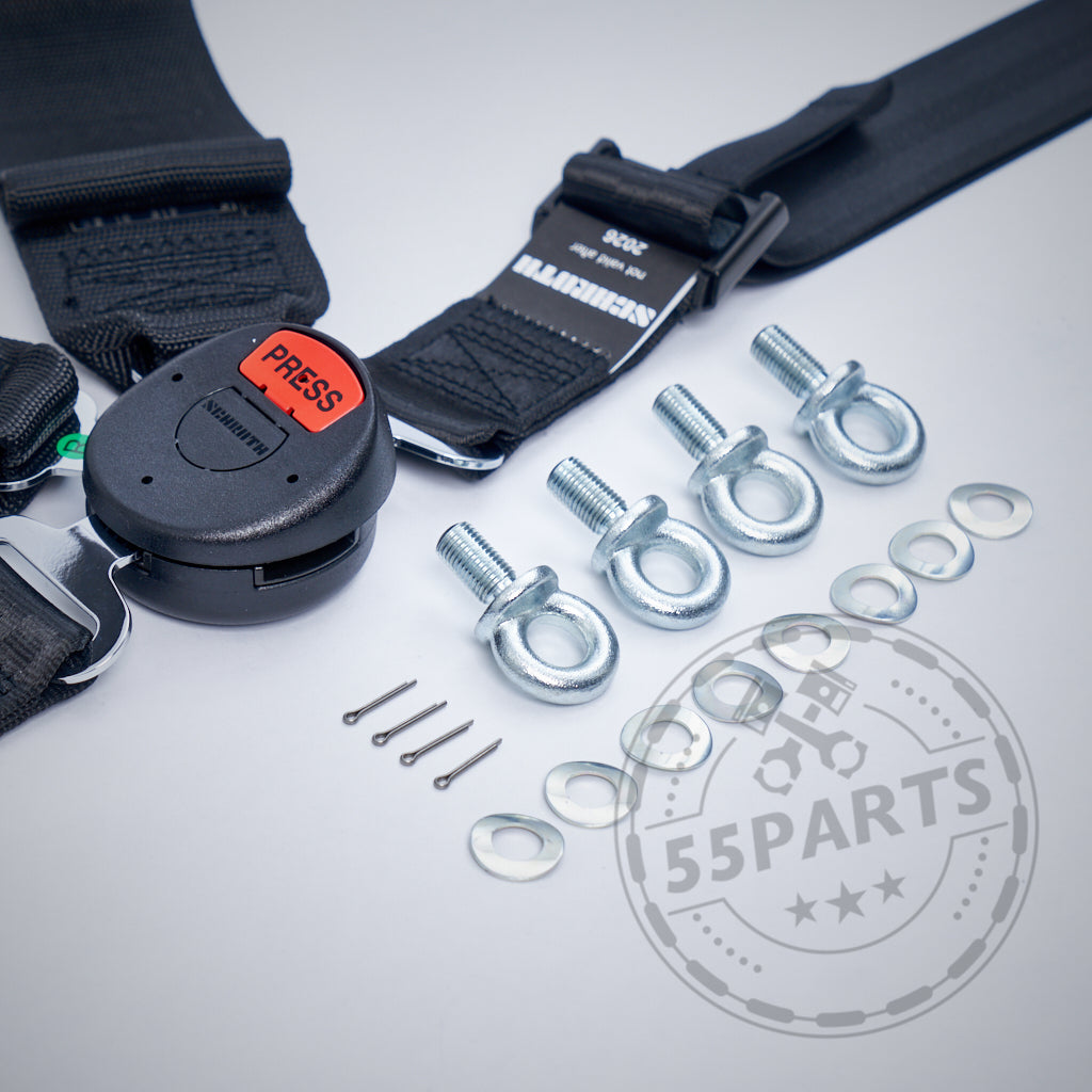 Der SCHROTH Profi II-FE 4-Punkt Gurt von Schroth ist ein schwarzer Gurt mit rotem Knopf und silbernen Schrauben, konzipiert für Recaro Pole Position Schalensitze und kompatibel mit 4-Punkt-Gurtsystemen.