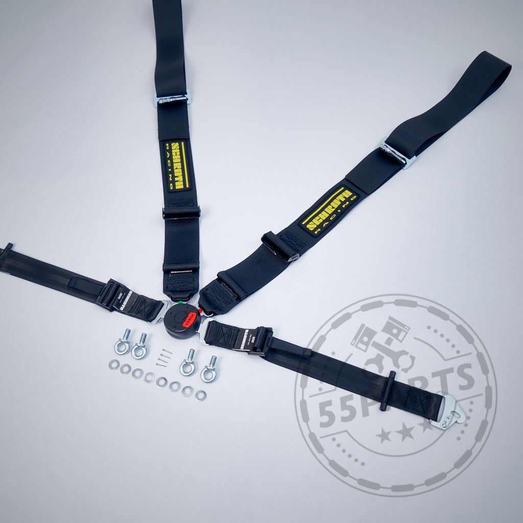 Der Schroth Profi II-FE 4-Punkt-Gurt, ein schwarzer 4-Punkt-Renngurt mit gelben Etiketten und Befestigungsmaterial, eignet sich perfekt für Schalensitze oder die Kombination mit der Recaro Pole Position. Abgebildet auf hellgrauem Hintergrund.