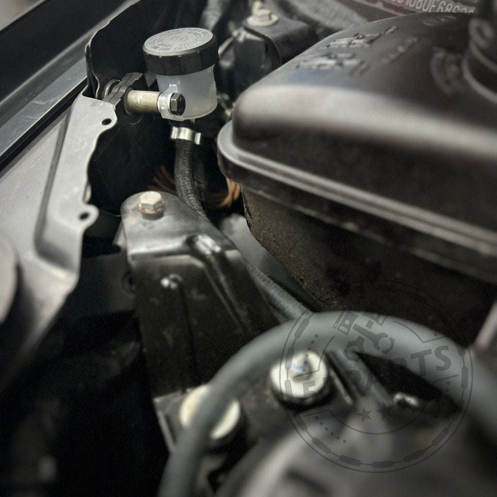 Nahaufnahme des 55Parts Special Ausgleichsbehälter/Catch Tank für Hydrauliköl Servoflüssigkeit passend für BMW 3er E9x, 1er E8x inkl. M3, zeigt Vorratsbehälter und angeschlossene Komponenten im Motorraum.