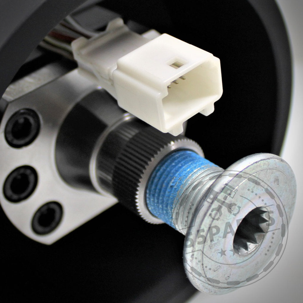 Nahaufnahme einer Metallschraube mit blauem Schraubensicherungsmittel und einem weißen elektrischen Anschluss, die an einem DDM Racing Srls Wheel Spacer/Lenkrad Spacer für den Toyota GR Yaris inklusive Facelift befestigt ist.