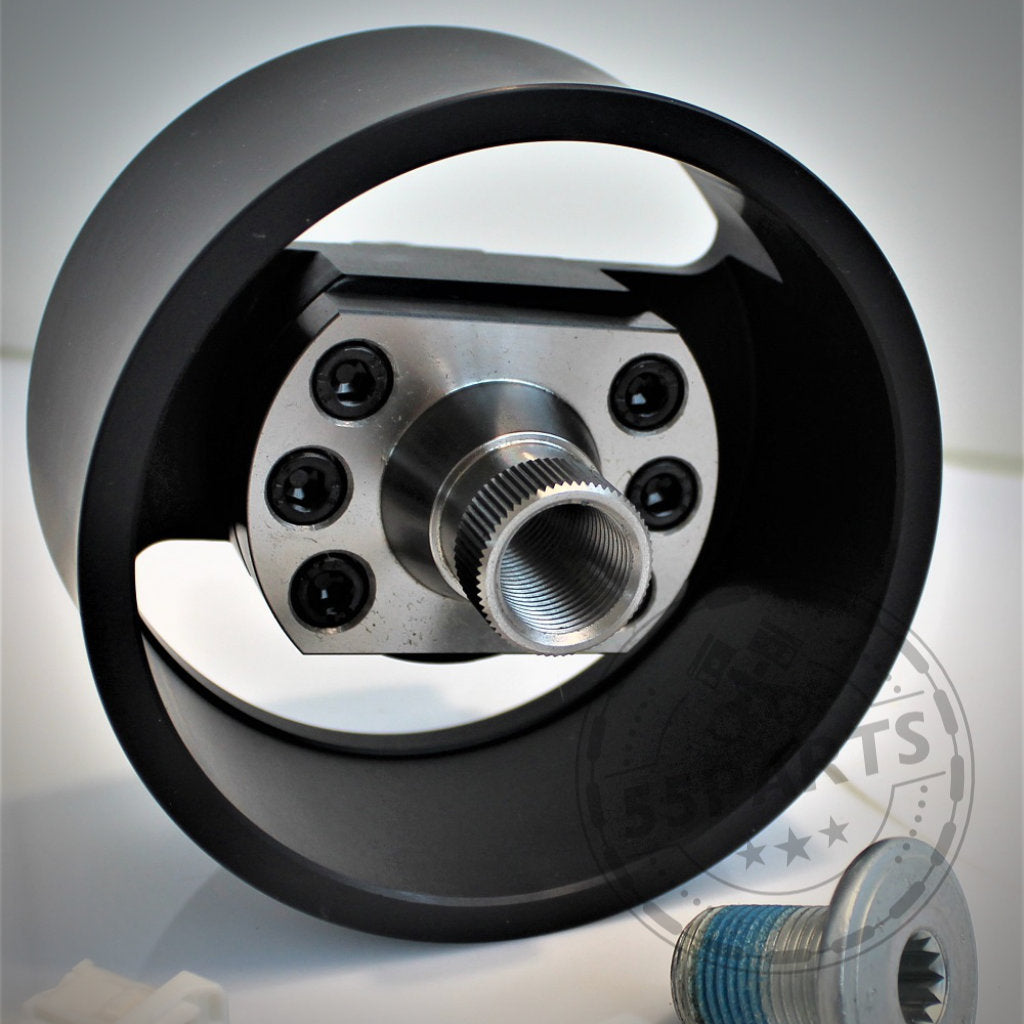 Nahaufnahme eines Wheel Spacer / Lenkrad Spacer von DDM Racing Srls, der für den Toyota GR Yaris inklusive Facelift entwickelt wurde und dessen runden Rahmen und sichtbare Schrauben zeigt.