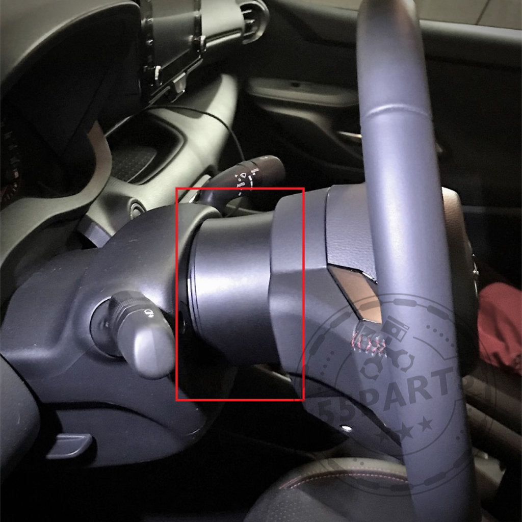 Nahaufnahme des DDM Racing Srls-Radabstandshalters/Lenkradabstandshalters für den Toyota GR Yaris (inklusive Facelift), installiert an der Lenksäule und am Armaturenbrett, mit Hervorhebung der Lenkradposition und des Lenkradbereichs.