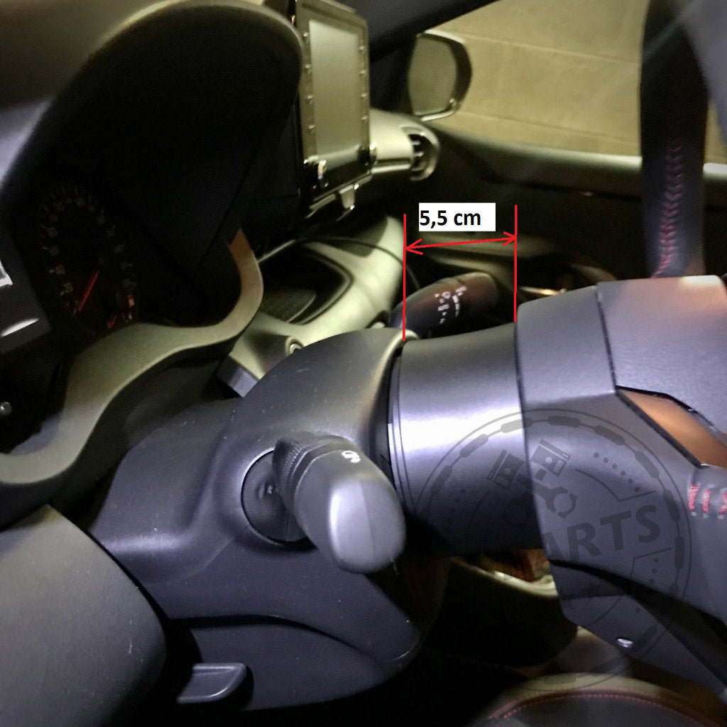 Nahaufnahme eines Armaturenbretts eines Toyota GR Yaris mit einem Lenkrad-Abstandshalter von DDM Racing Srls. Der Abstand zwischen zwei Punkten beträgt 5,5 cm – präzise Passform sowohl für Standard- als auch für Facelift-Modelle.