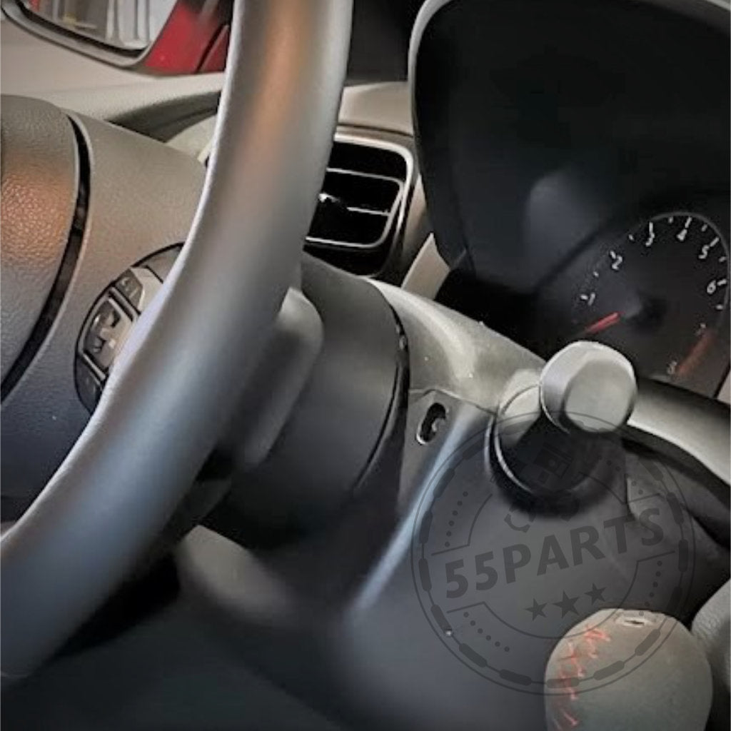 Nahaufnahme eines Armaturenbretts und Lenkrads eines Toyota GR Yaris mit dem Wheel Spacer / Lenkrad Spacer von DDM Racing Srls, der für den GR Yaris einschließlich Facelift entwickelt wurde und die Lenkradposition und einen Knopf in der Nähe der Lenksäule hervorhebt.