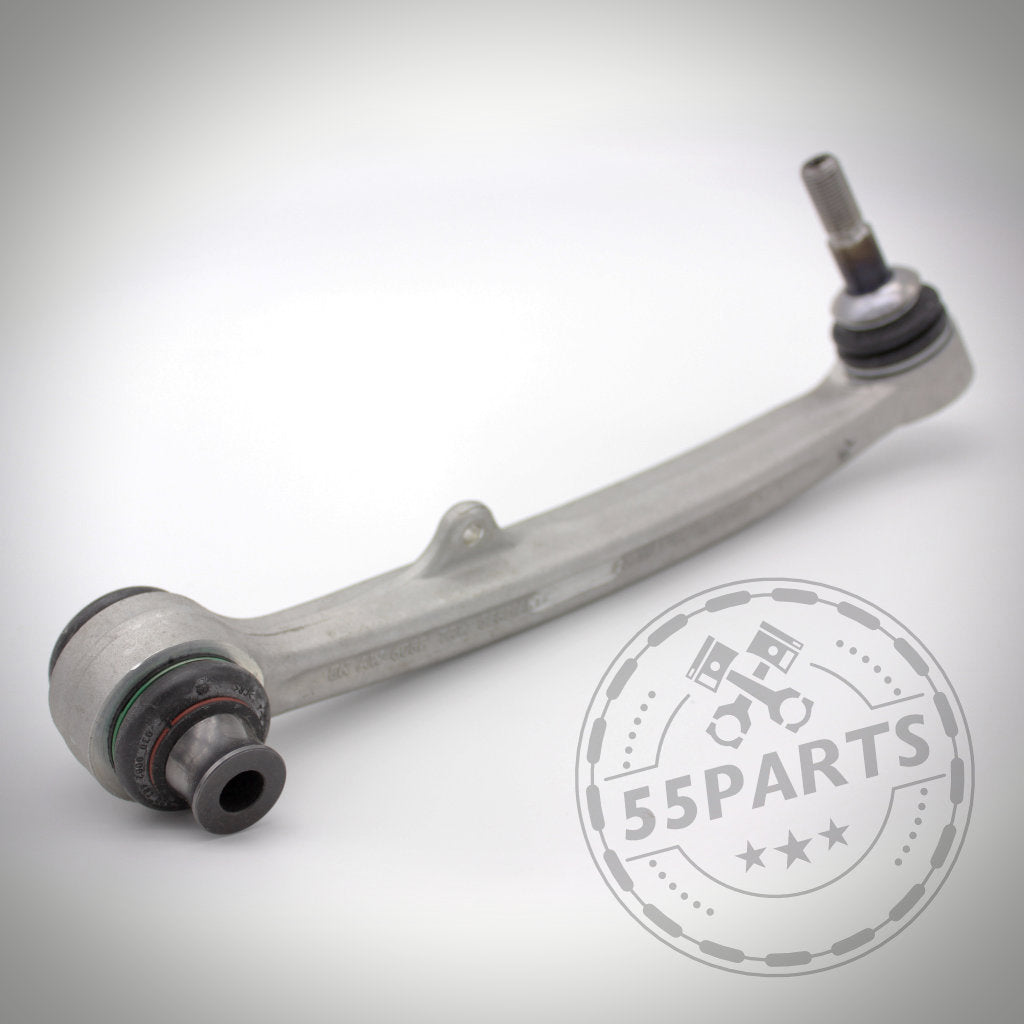 M3 Fahrwerkskomponenten Komplettset (mit NoFlex Bearings) – Uniball Zugstrebenlager passend für BMW 1er E8x, 3er E9x, optimal für Fahrwerk Modifikationen. Abgebildet neben dem runden 55Parts Logo mit Metallteilen und Buchsen.