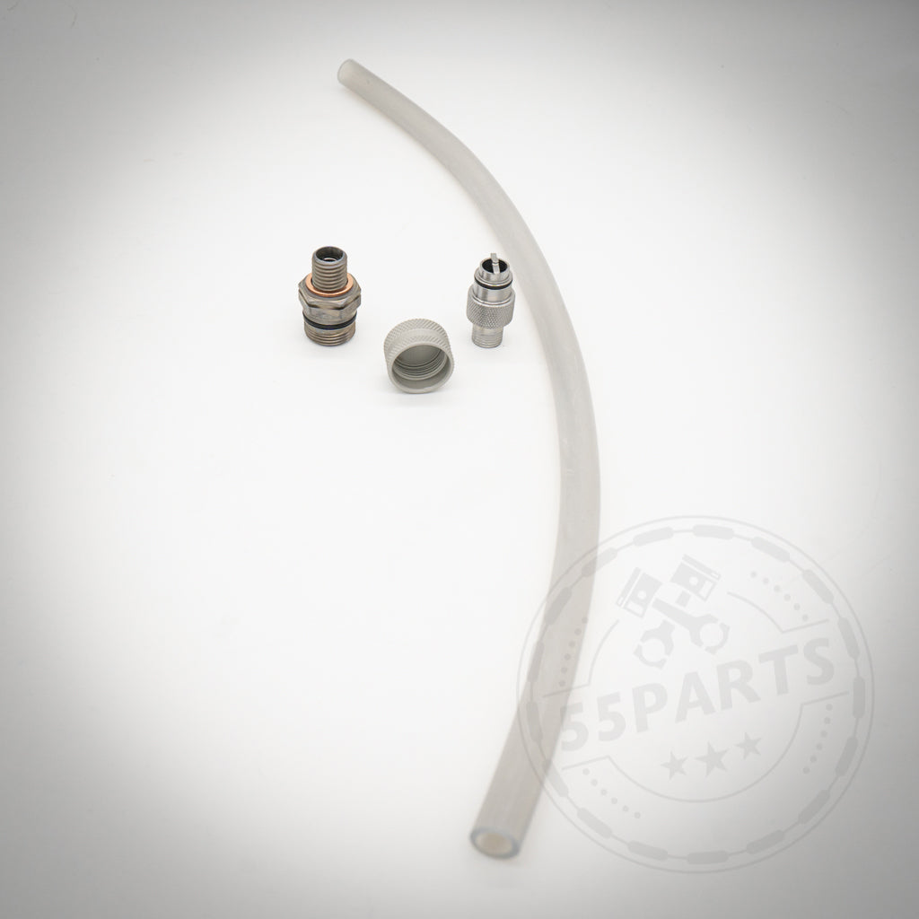 Vier Metallbeschläge und ein gebogenes durchscheinendes Rohr, Teil des 55Parts Stahlbus-Ölablassventils für (fast) alle BMW-Modelle, werden auf einem weißen Hintergrund mit einem schwachen Logo in der Ecke angezeigt.