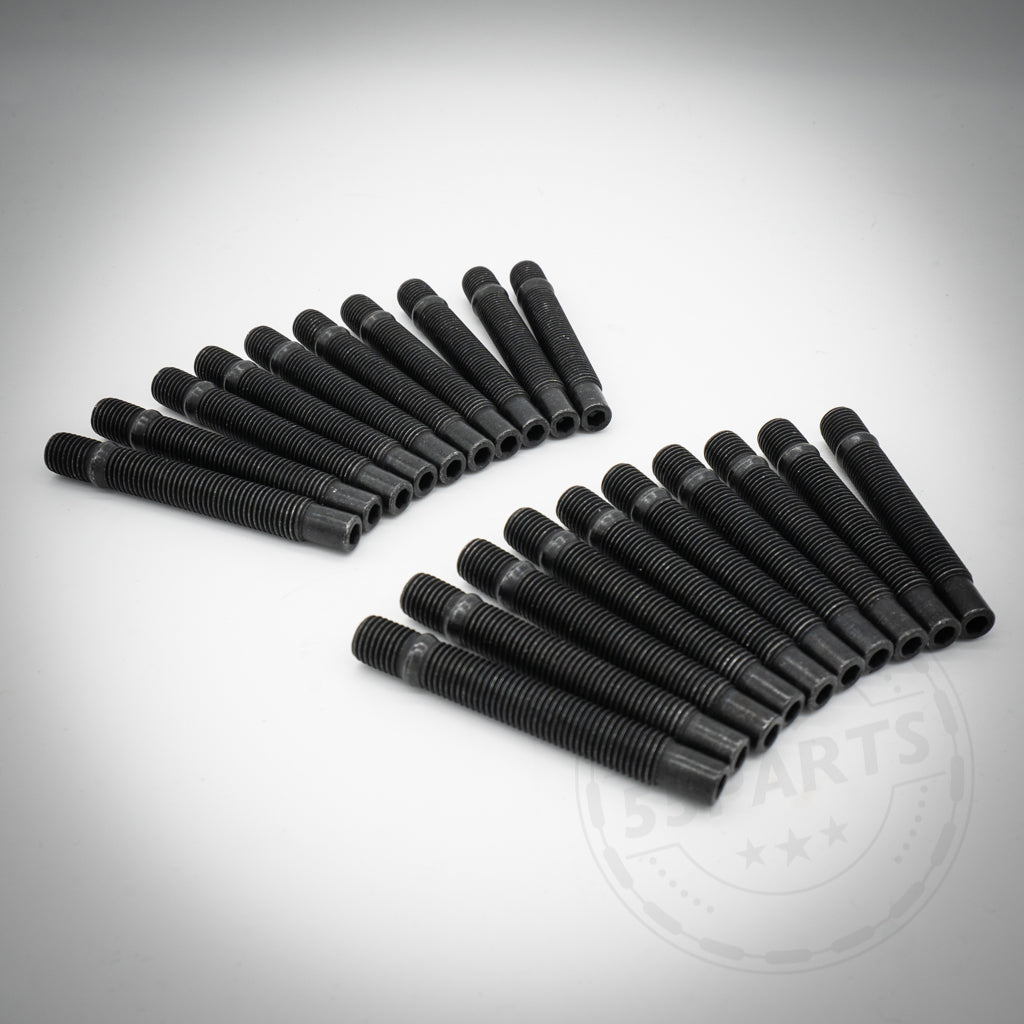 Das 55Parts Special: Stehbolzen-Set inkl. Muttern verfügt über zwei diagonal angeordnete Reihen schwarzer Metallbolzen auf weißem Hintergrund, perfekt für die Radmontage und verleiht Ihrem Auto einen Motorsport-Look.