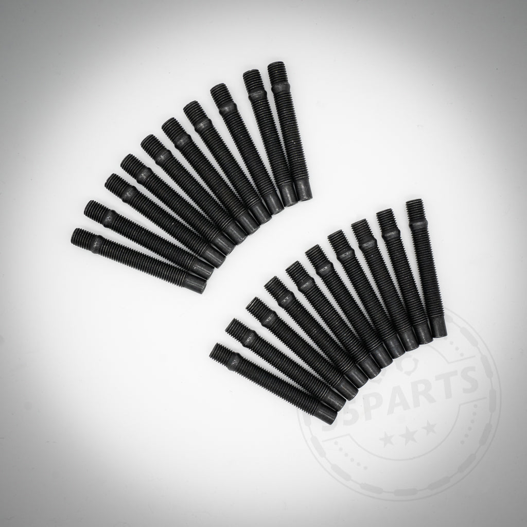 Das 55Parts Special: Stehbolzen-Set inkl. Muttern verfügt über zwei diagonal angeordnete Reihen schwarzer Metallbolzen auf weißem Hintergrund, perfekt für die Radmontage und verleiht Ihrem Auto einen Motorsport-Look.