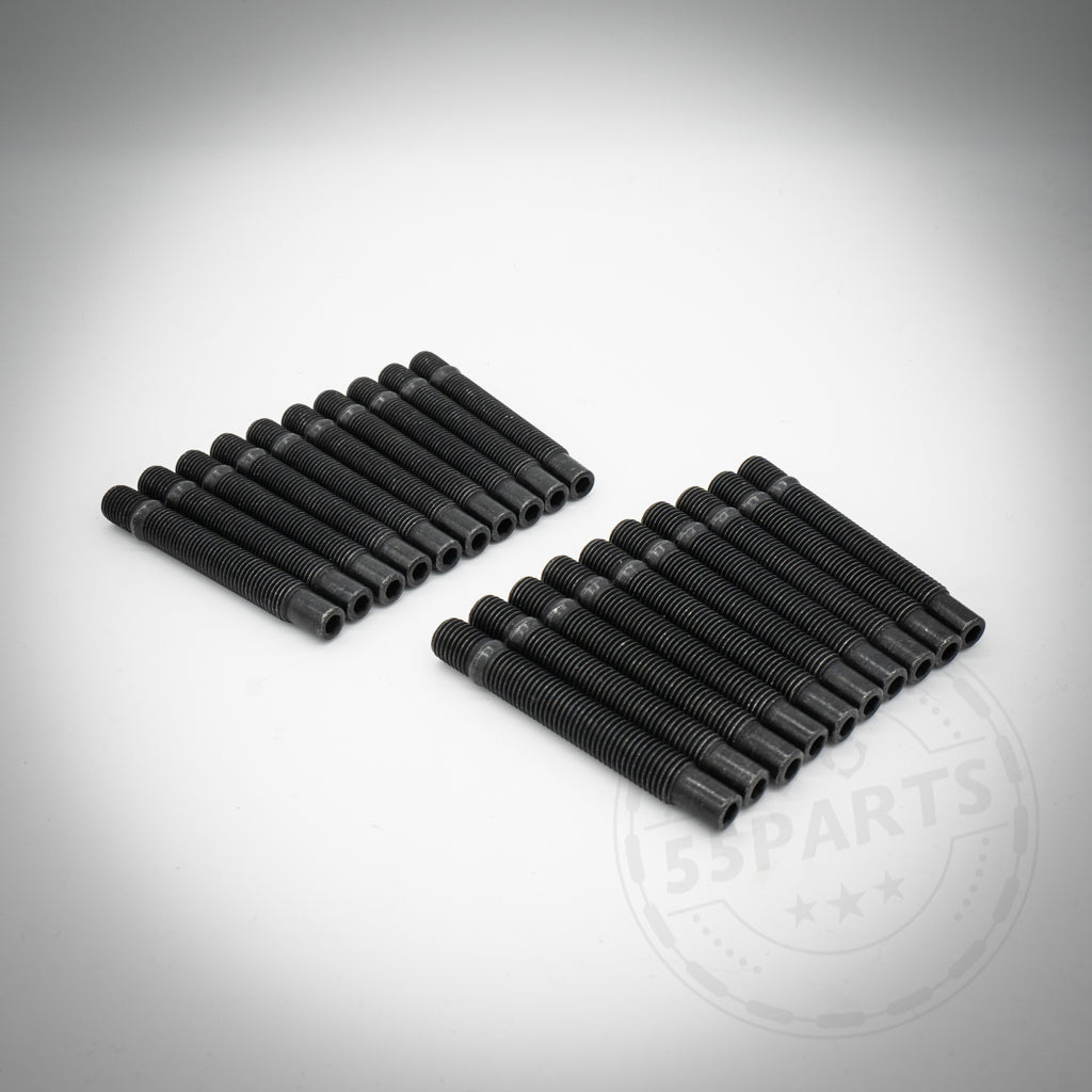 Zwei Sätze schwarzer 55Parts Special: Stehbolzen-Sets inkl. Muttern sind ordentlich auf einem weißen Hintergrund mit einem schwachen Logo-Wasserzeichen angeordnet, ideal für einen sauberen Motorsport-Look.