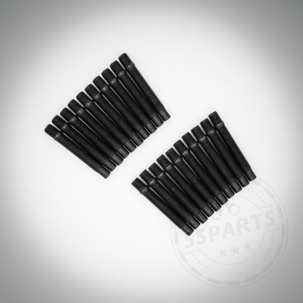 Zwei Gruppen schwarzer 55Parts Spezial Stehbolzen Sets inkl. Muttern, perfekt zur Stehbolzen- oder Radmontage im Motorsportlook, diagonal angeordnet auf weißem Hintergrund.