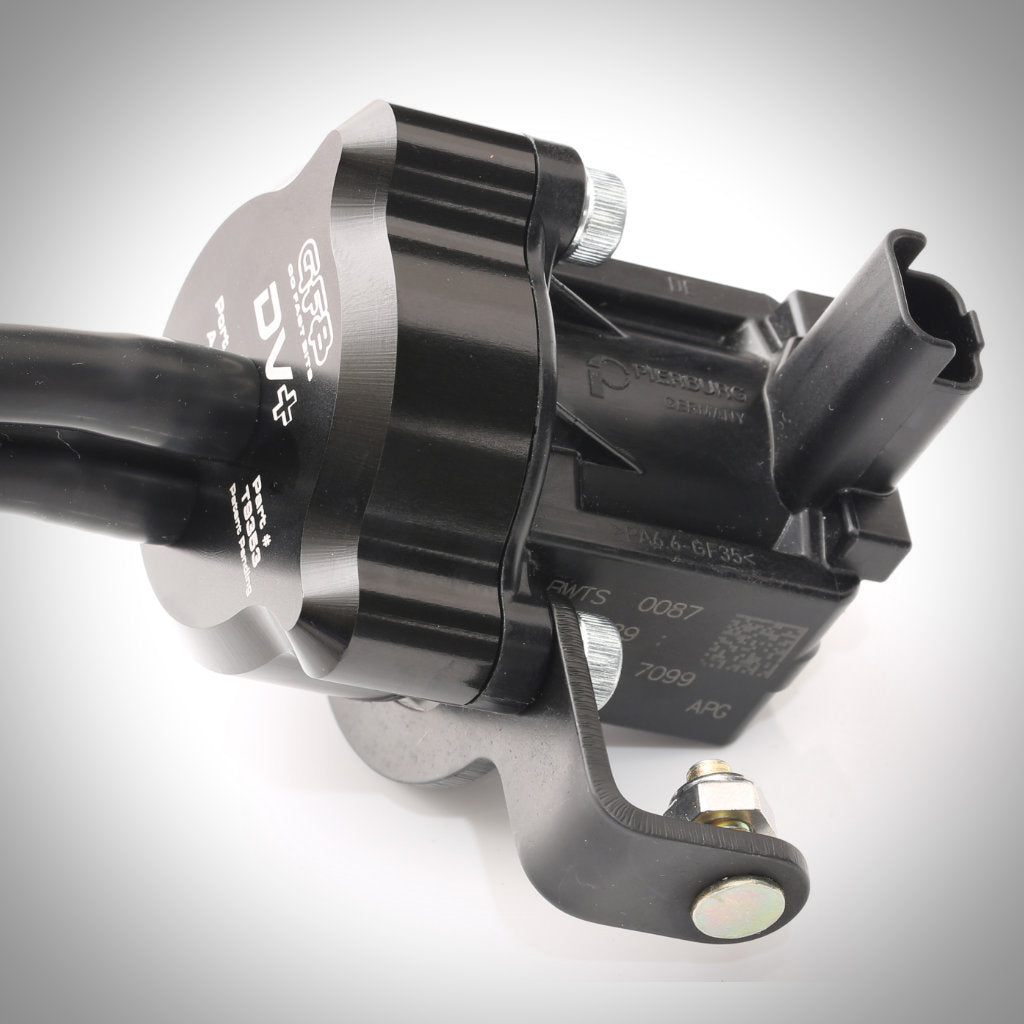 Nahaufnahme eines schwarzen GFB DV+ - verstärktes Schubumluftventil passend für Mini R5x Cooper S, JCW John Cooper Works N18, mit angeschlossenen Drähten und Schrauben, auf weißem Hintergrund.