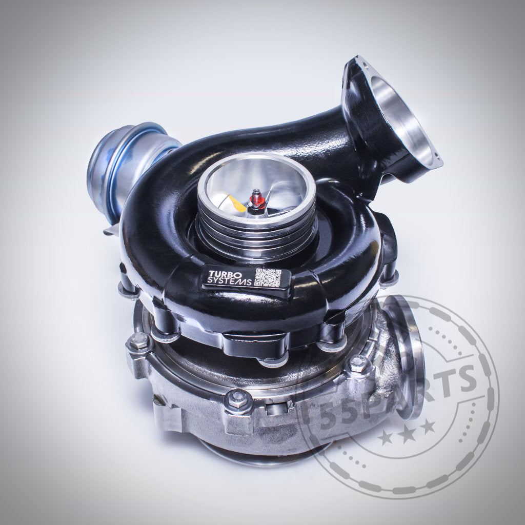 Auf weißem Hintergrund ist ein schwarz-silberner Turbosystems Upgrade Turbolader passend für BMW M57 der Marke Turbosystems abgebildet.