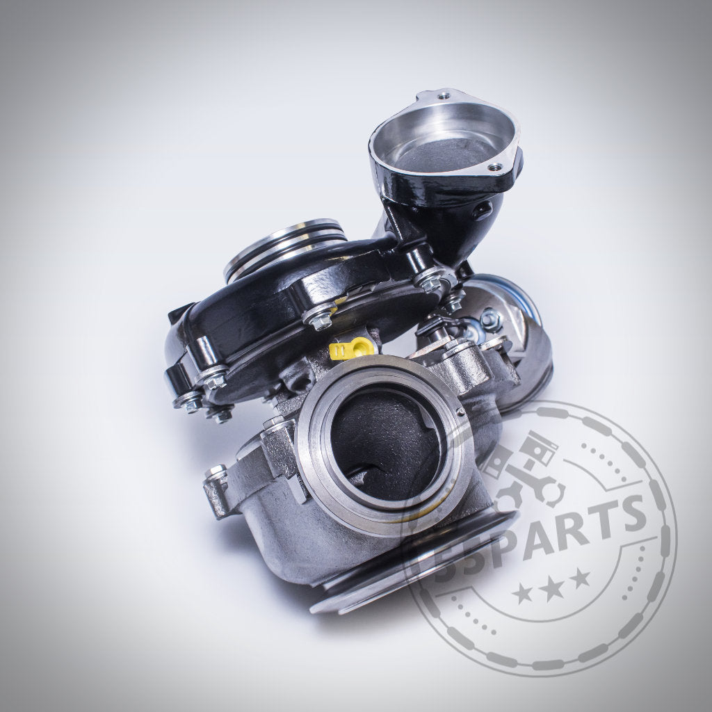 Ein Turbosystems Upgrade Turbolader passend für BMW M57 wird auf weißem Hintergrund mit einem SSPARTS-Wasserzeichen angezeigt, perfekt passend für BMW- und Turbo-Enthusiasten.