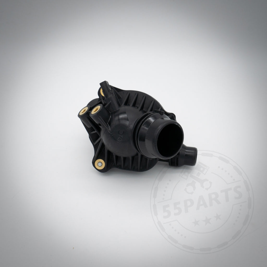 Wasserpumpe und Thermostat passend für BMW 135i, 1er M Coupe, 335i(x) N54, schwarzes Bauteil mit Befestigungslöchern vor weißem Hintergrund mit dezentem Logo fotografiert.