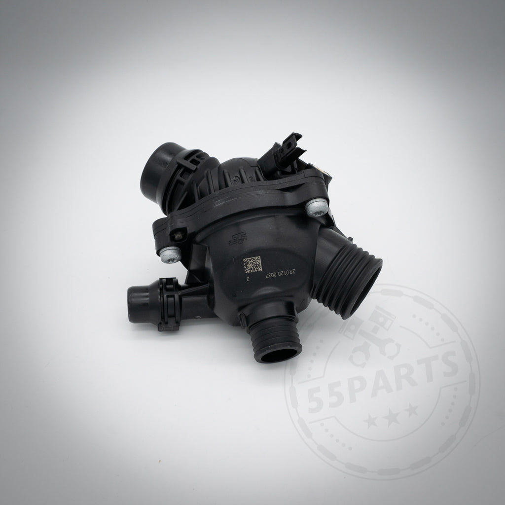 Schwarze Kunststoff-Wasserpumpe und Thermostat, kompatibel mit BMW 135i, 1er M Coupé und 335i(x) N54 Motoren. Mit mehreren Schlauchanschlüssen. Abgebildet auf einem schlichten hellen Hintergrund mit 55Parts-Wasserzeichen.