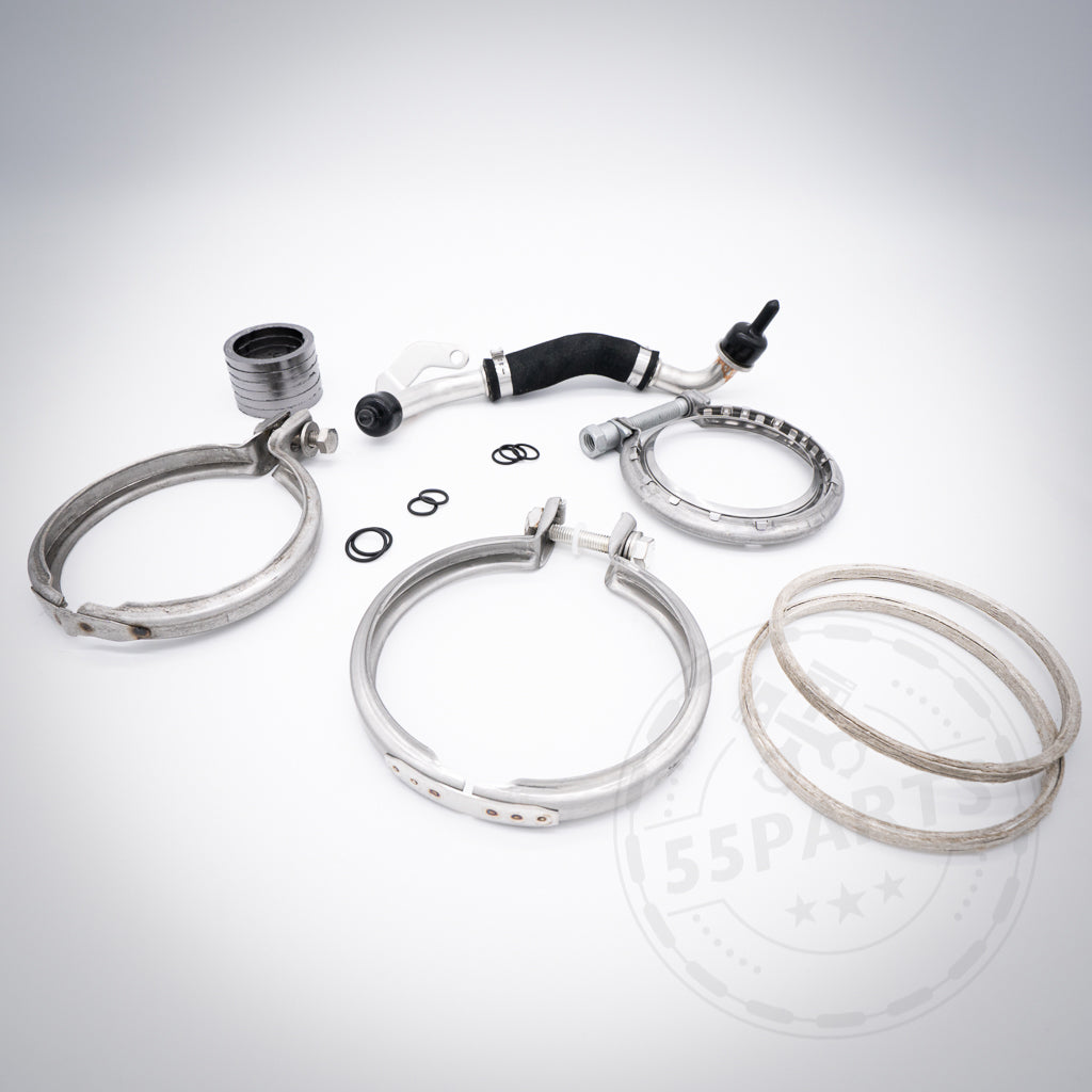 55Partss Turbolader-Einbauset passend für BMW (M)135i, M235(x)i, 335(x)i, 435(x)i, M2 N55 E- & F Serie: sortierte Metallteile inklusive N55 Turbolader Anbauteile, Klemmen, Ringe & Dichtungen auf hellem Hintergrund angeordnet.