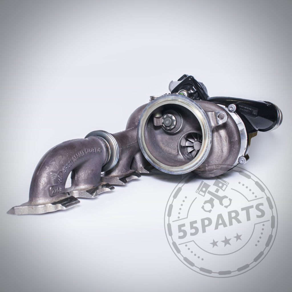 Ein Turbosystems Upgrade Turbolader passend für BMW 40i G-Serie B58B30O1/B58D Gen 2 (6-Port Krümmer) mit Abgaskrümmer auf hellem Hintergrund, inklusive Turbosystems-Logo-Wasserzeichen.