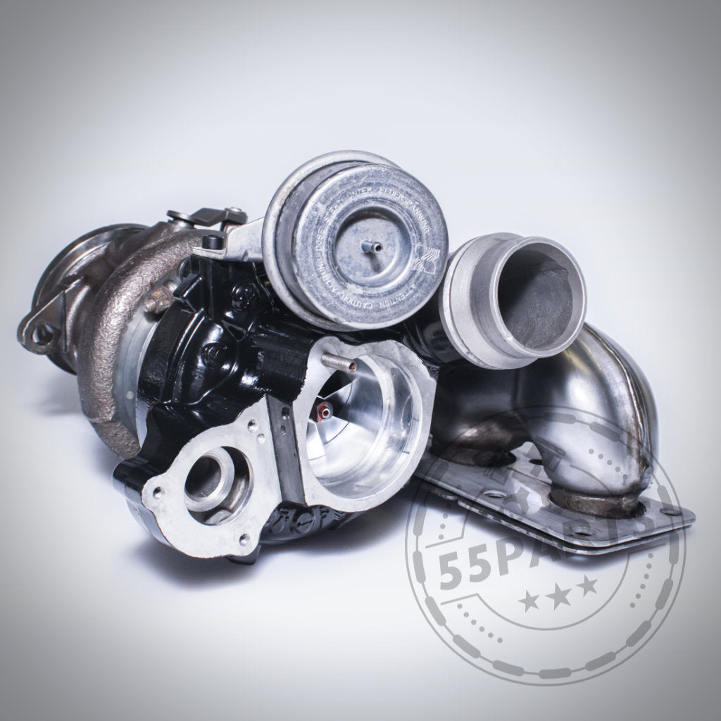 Eine Nahaufnahme des Turbosystems Upgrade-Turboladers passend für BMW (M)135i, M235i, M2 F87, 335i(x), 435i(x), 535i(x) N55, die seine Metallteile und präzisen mechanischen Komponenten zeigt.