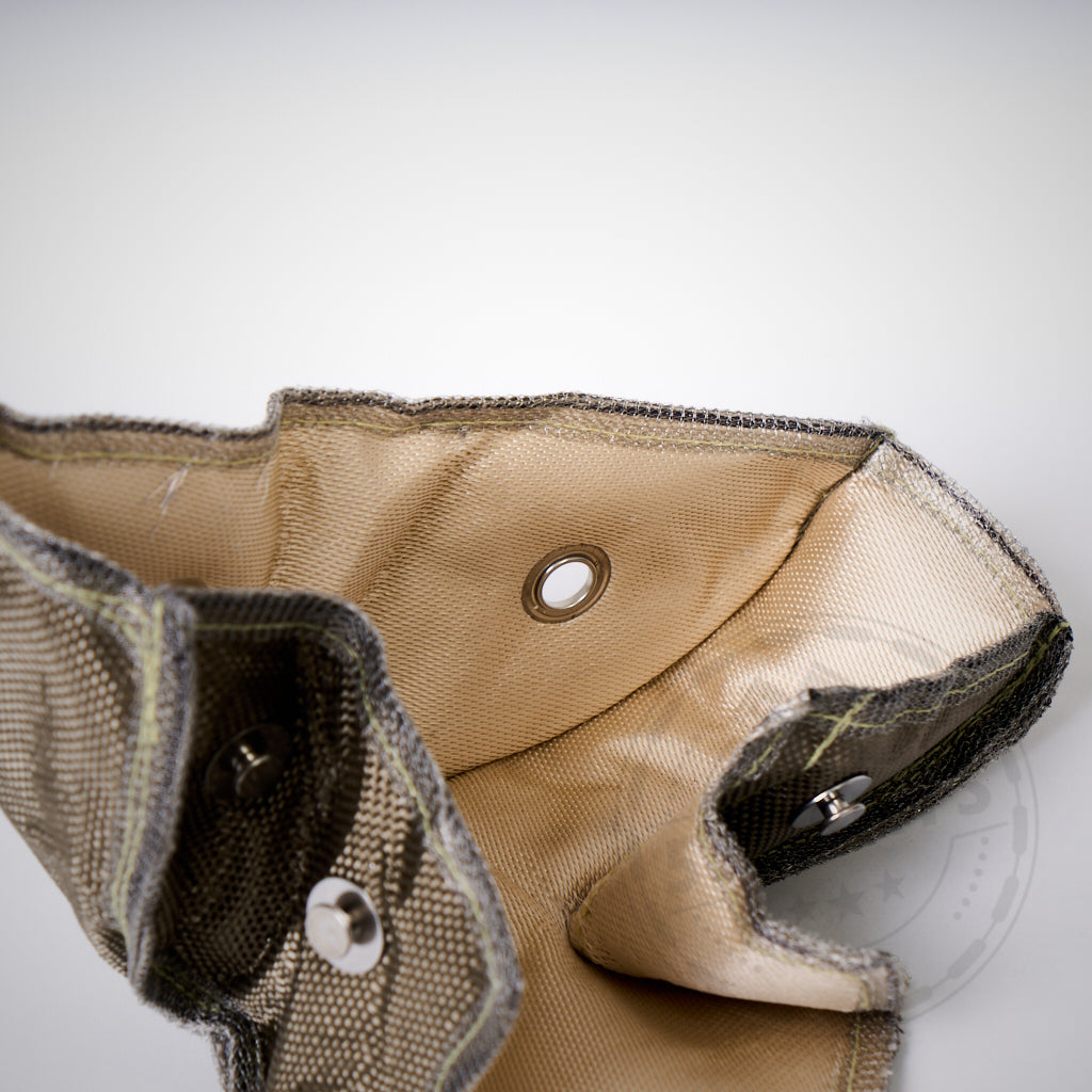 Nahaufnahme einer offenen beige-grünen Netztasche mit Metalldruckknöpfen und einer Öse, ideal zur Aufbewahrung Special: Turbowindel passend für BMW 135i, 1er M Coupé, 335i(x) N54 Zubehör. Marke: 55Parts.