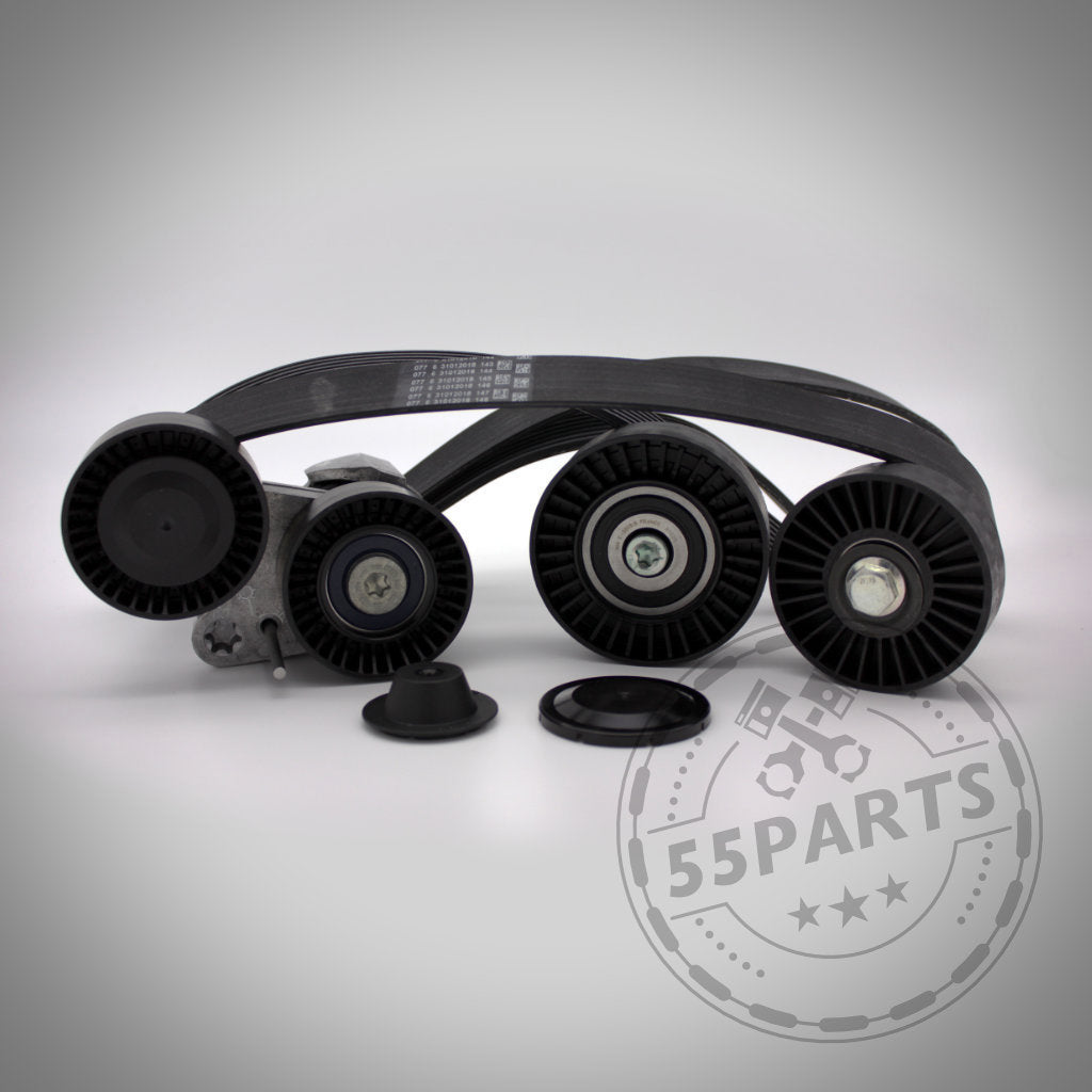 Das 55Parts Riementrieb Komplettkit Reparatursatz passend für BMW 135i, 335i(x) N55 E-Serie, inkl. Riemen, Rollen &amp; Spanner, auf weißem Hintergrund mit Logo – ideal zur Vorbeugung von Motorschäden und für zuverlässige Motorleistung.