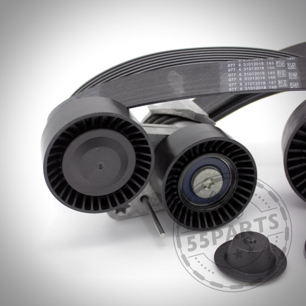 Nahaufnahme eines 55Parts Riementrieb-Komplettkit-Reparatursatzes passend für BMW 135i, 335i(x) N55 E-Serie, mit Keilrippenriemen und Riemenscheiben mit einem 55Parts-Wasserzeichen.