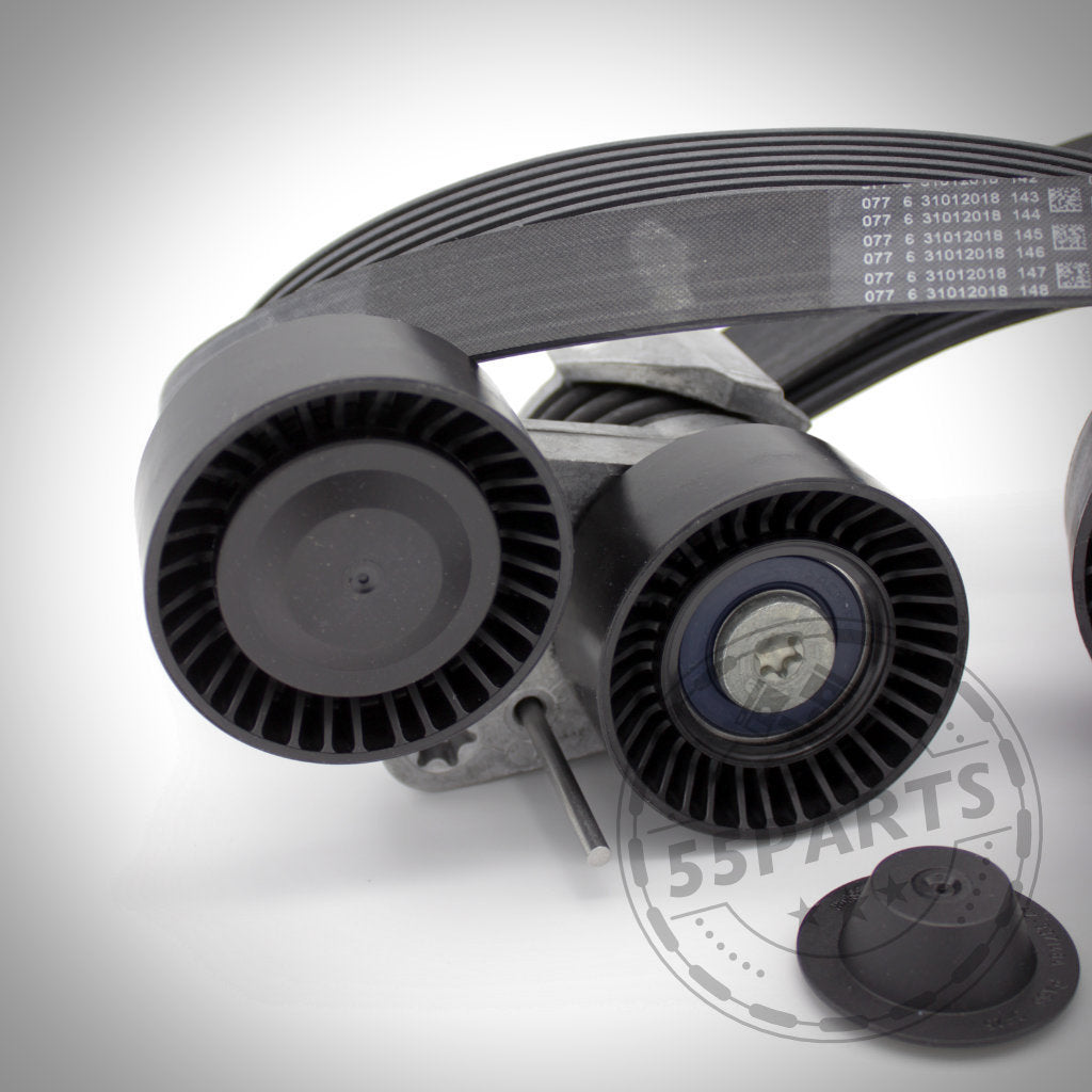 55Parts Riementrieb Komplettkit Reparatursatz passend für BMW 135i, 335i(x) N55 E-Serie: Set mit Riemenspanner, vier schwarzen Umlenkrollen und Keilrippenriemen auf weißem Hintergrund.