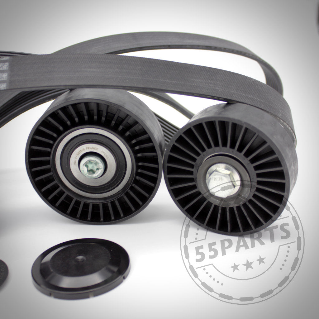 Nahaufnahme von zwei schwarzen Riemenscheiben mit Serpentinenriemen und Riemenspanner aus dem 55Parts Riementrieb Komplettkit Reparatursatz, passend für BMW 135i, 335i(x) N55 E-Serie, mit einem 55Parts-Wasserzeichen.