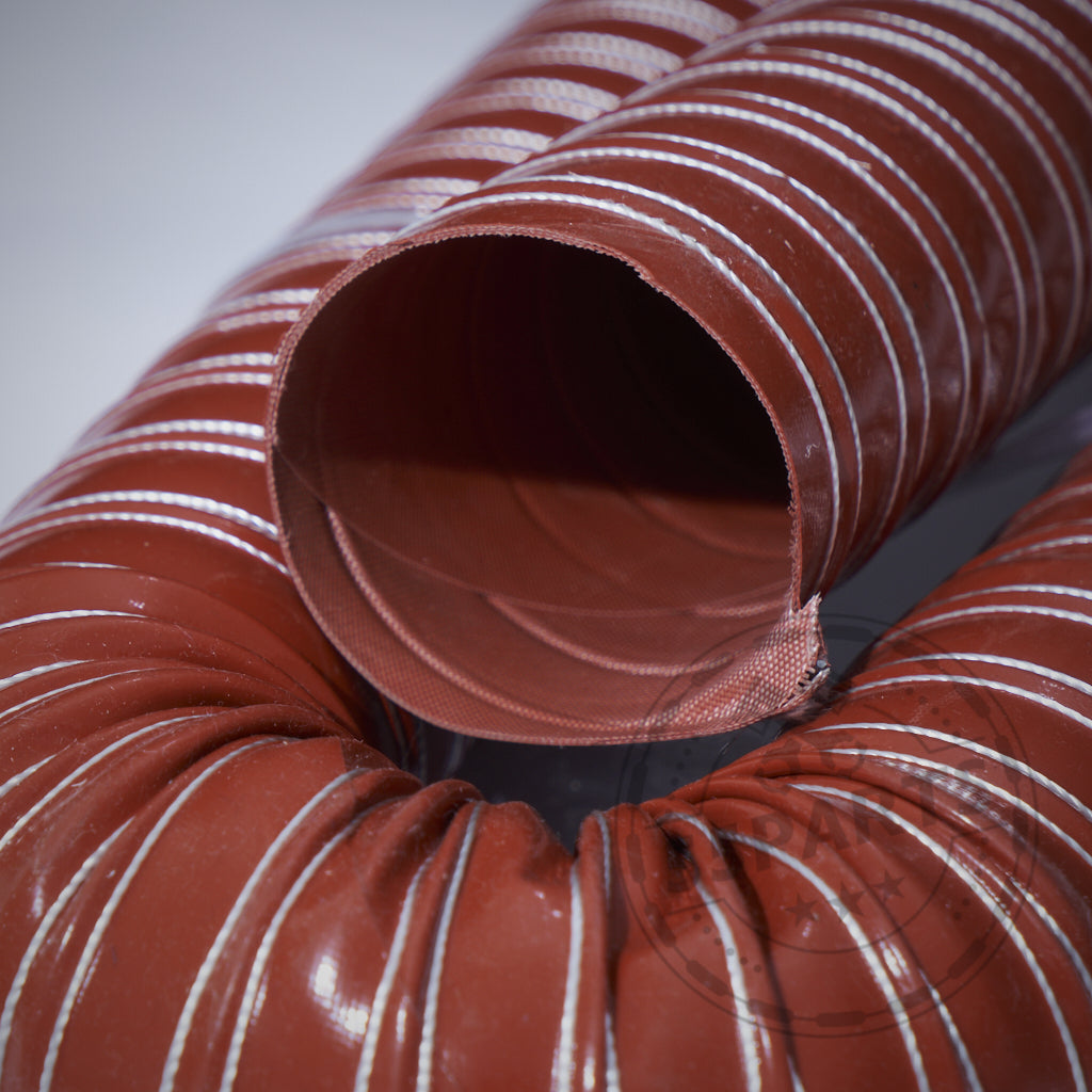 Nahaufnahme eines 55Parts Exclusive: Universeller flexibler Bremsbelüftungsschlauch in höchster Qualität, rot und gerippt mit Spiralmuster und offenem Ende, perfekt passend für BMW-Modelle oder den Einsatz auf der Rennstrecke. Marke: 55Parts.