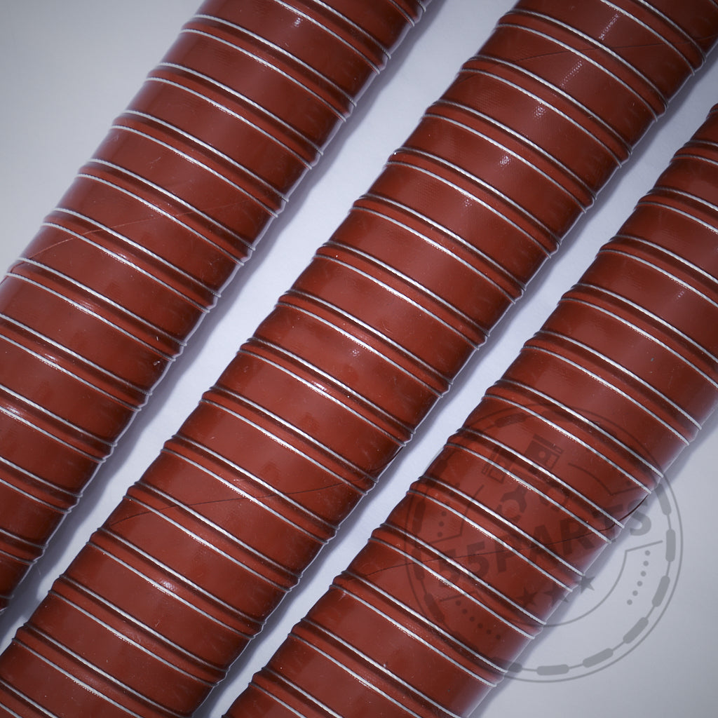 Drei braune, flexible 55Parts Exclusive Bremsbelüftungsschläuche mit silbernen Spiralen, diagonal angeordnet auf hellgrauem Untergrund – ideal für BMW Modelle und den Rennstreckeneinsatz mit Serienbremsen. Marke: 55Parts.