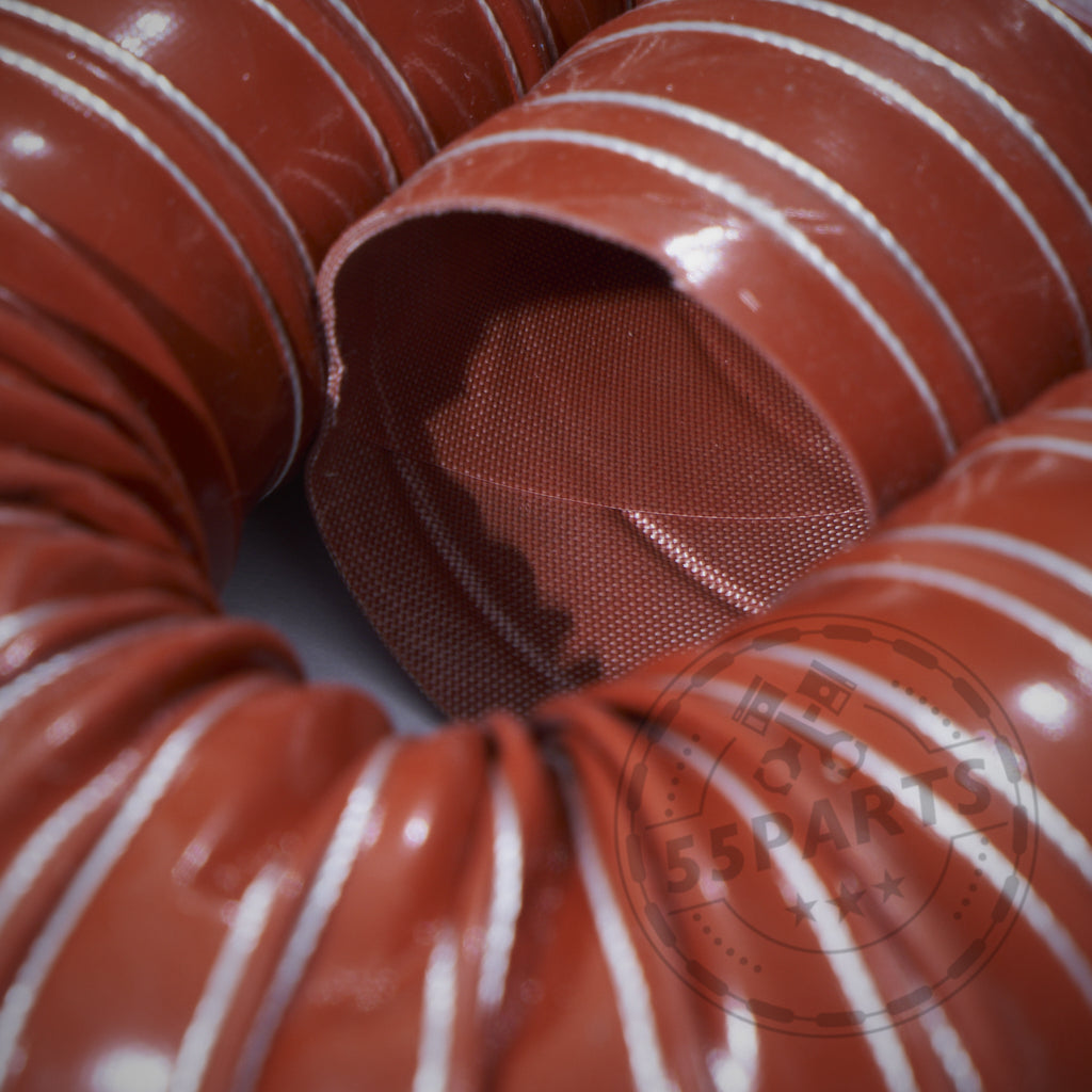Nahaufnahme des 55Parts Exclusive: Universeller flexibler Bremsbelüftungsschlauch in höchster Qualität, ein flexibler roter Kanalschlauch mit weißer Spiralverstärkung und Mesh-Innenseite, ideal für BMW Modelle oder Rennstrecken-Einsatz.
