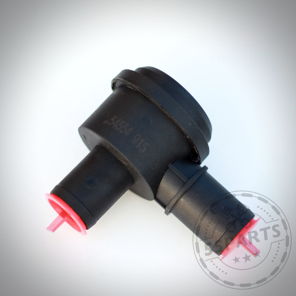 55Parts Upgrade Schubumluftventile passend für BMW 135i, 1er M Coupé, 335i(x) N54, abgebildet mit rosa Endkappen und schwarzem Kunststoffgehäuse auf weißem Hintergrund mit Logo-Wasserzeichen.