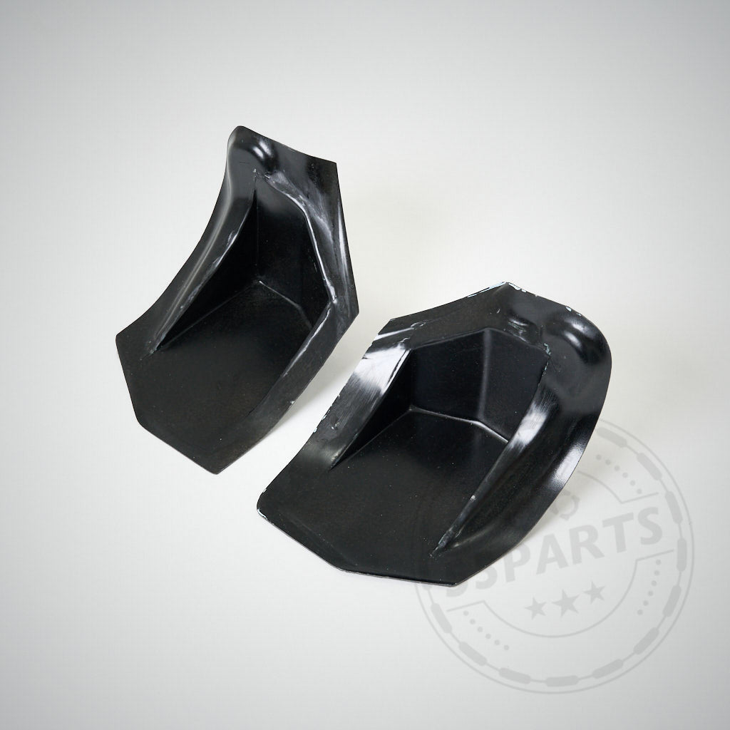 Zwei schwarze, asymmetrische Verstärkungsplatten zur Montage eines Heckspoilers Heckflügel für F87 M2, M2 Competition und M2 CS liegen auf einem hellgrauen Hintergrund mit einem schwachen 55Parts-Wasserzeichen.