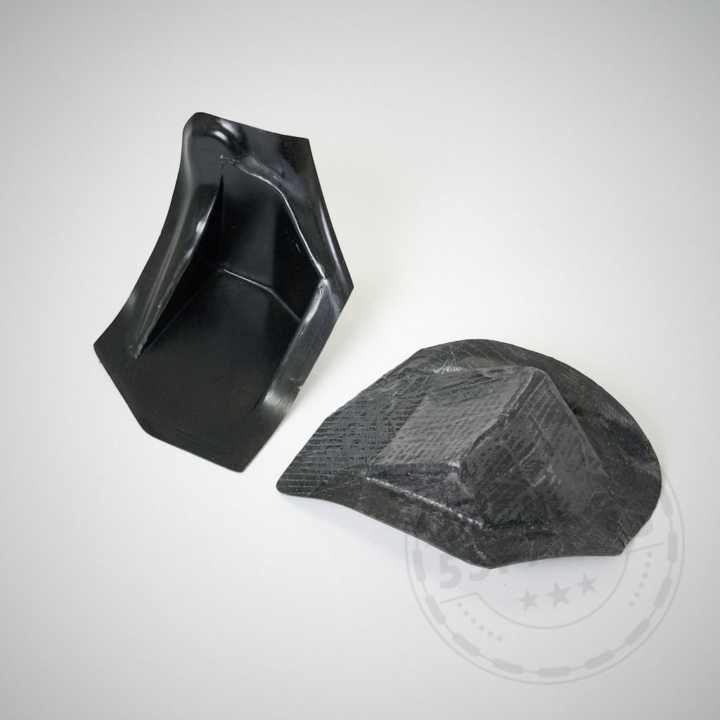 Auf einem schlichten hellen Hintergrund sind zwei schwarze Verstärkungsplatten zur Montage eines Heckspoilers/Heckflügels an F87 M2, M2 Competition und M2 CS abgebildet.