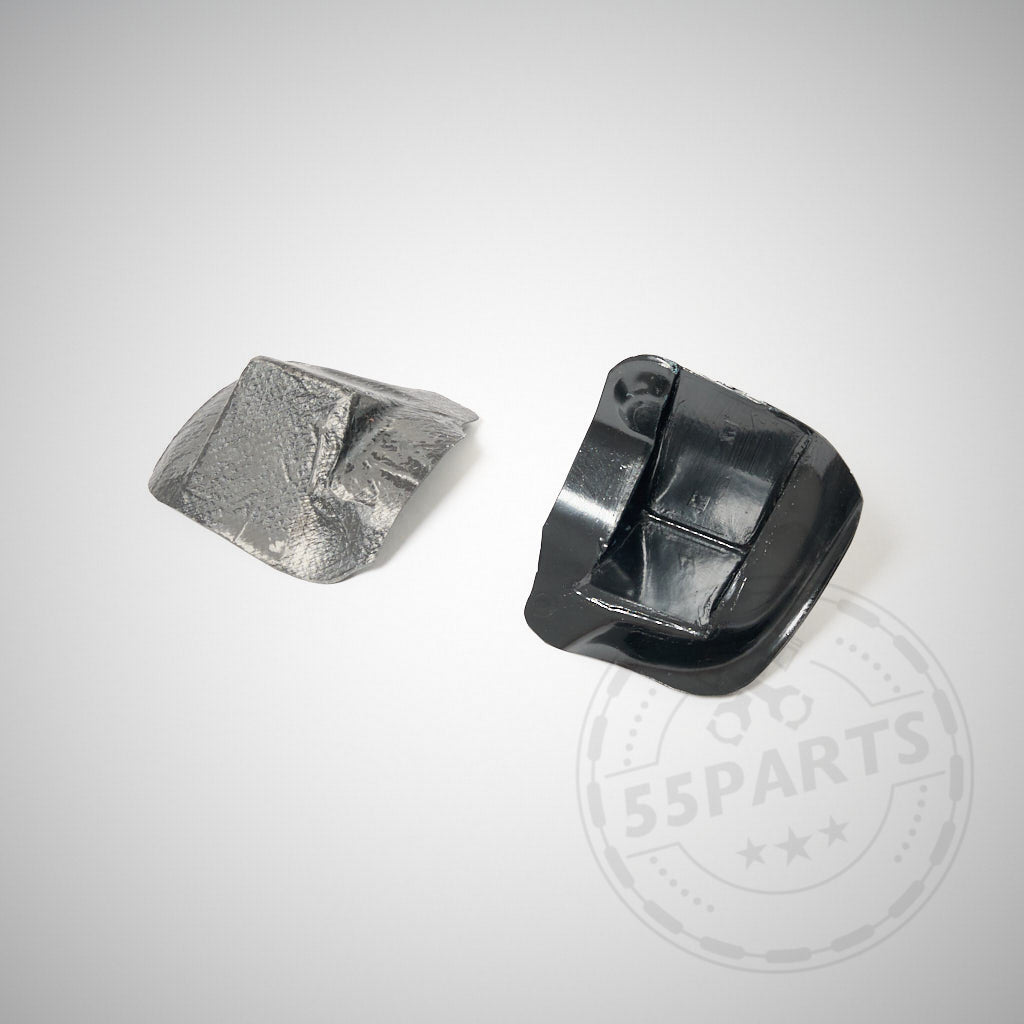 Zwei kleine, eckige schwarz-graue Kunststoffteile auf weißem Hintergrund, konzipiert als Verstärkungsplatten zur Montage eines Heckspoilers an E9x-Modellen und kompatibel mit Carbonplatten.