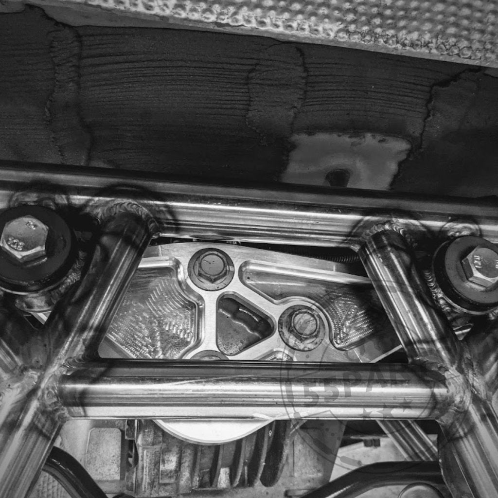 Nahaufnahme von geschweißten Metallrohren und Bolzen in einem hinteren Differentialträger von VERKLINE, der für die Fahrzeugmontage des Toyota Yaris GR entwickelt wurde.