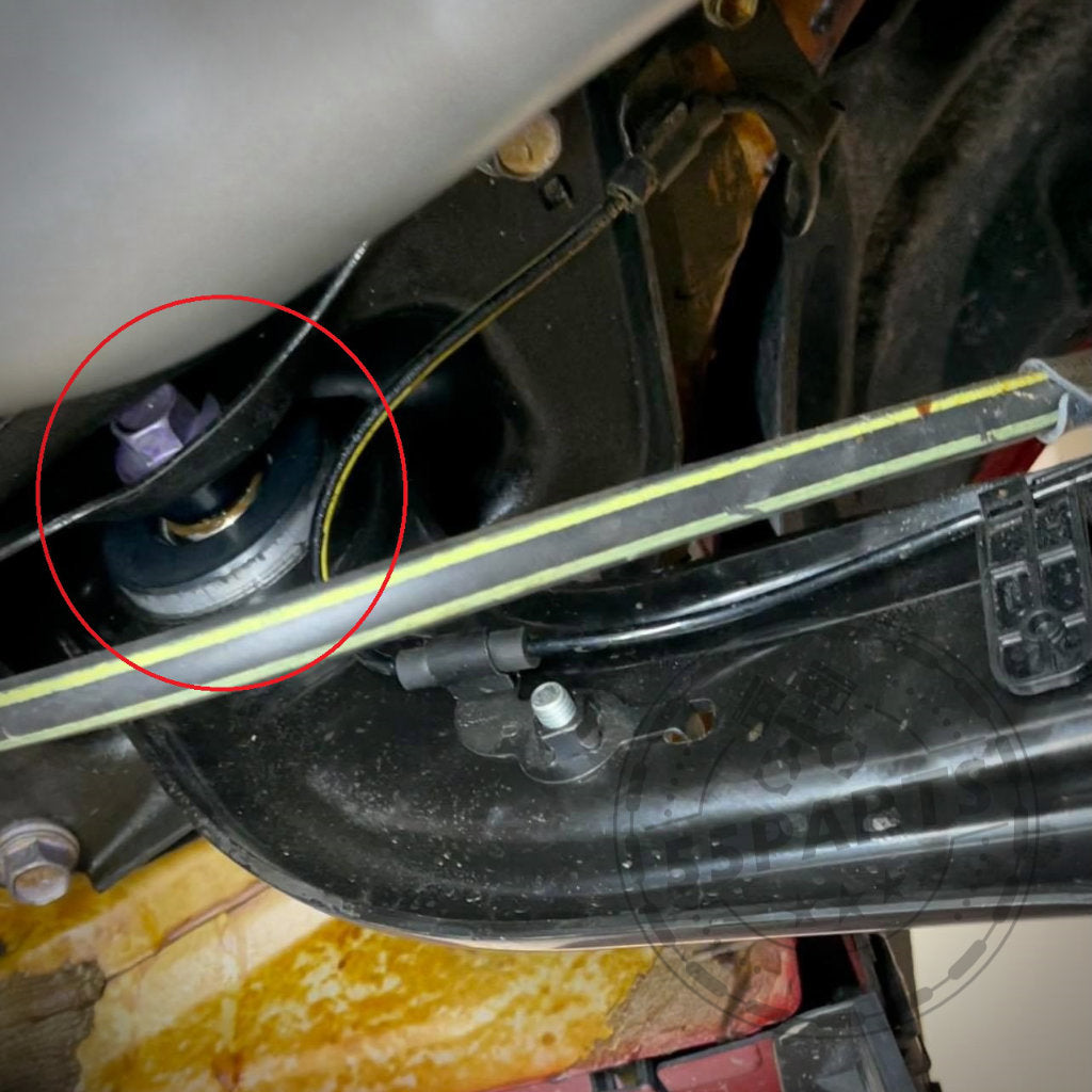 3D-Darstellung des VERKLINE Uniball Lagers für hinteren Längslenker, entworfen für den Toyota Yaris GR, dargestellt in Schwarz und Silber mit einem dezenten Wasserzeichen. Perfektes Upgrade zur Steigerung des Fahrspaßes auf Ihrem Yaris GR.