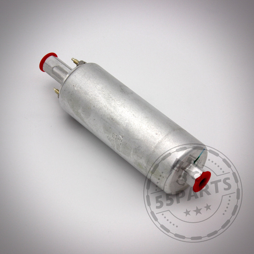 Die Walbro 255 GSL392 Inline-Kraftstoffpumpe, abgebildet mit roten Endkappen auf weißem Hintergrund, passt passend für BMW 135i, 1er M Coupé und 335i(x) N54/N55 E-Serie – ideal für Upgrades der Stufe 1 und kompatibel mit Walbro-Systemen.