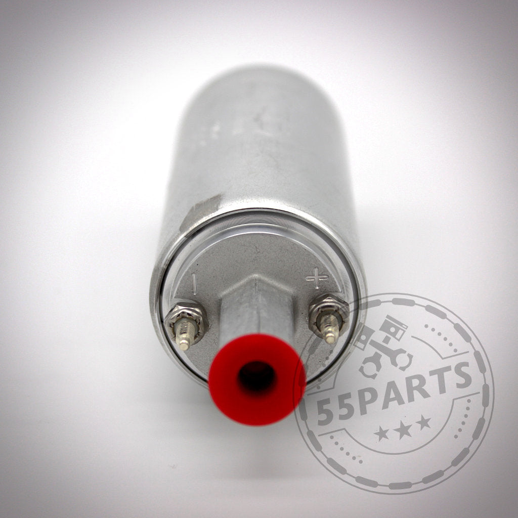 Silberne Walbro 255 GSL392 Inline-Kraftstoffpumpe passend für BMW 135i, 1er M Coupé, 335i(x) N54/N55 E-Serie. Mit roter Kappe und zwei elektrischen Anschlüssen. Ideal für Stage 1 Upgrades oder als leistungsstarke Ersatzpumpe.