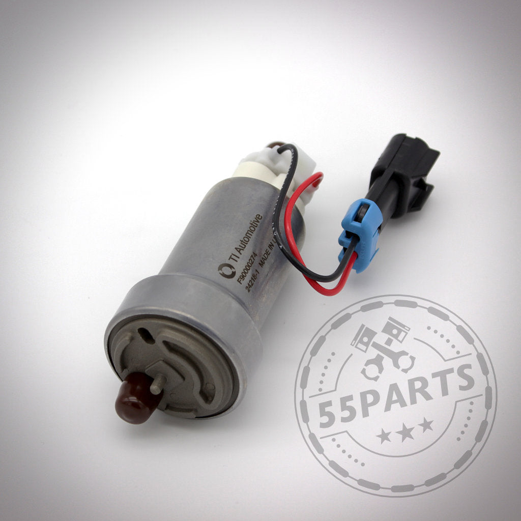 Silberne Walbro Benzinpumpe 450/455 F90000274 passend für BMW 135i, 1er M Coupé und 335i(x) N54/N55 mit Kabeln und Stecker, abgebildet auf weißem Hintergrund mit dem 55Parts-Logo. Ideal als Stage 2-Upgrade.