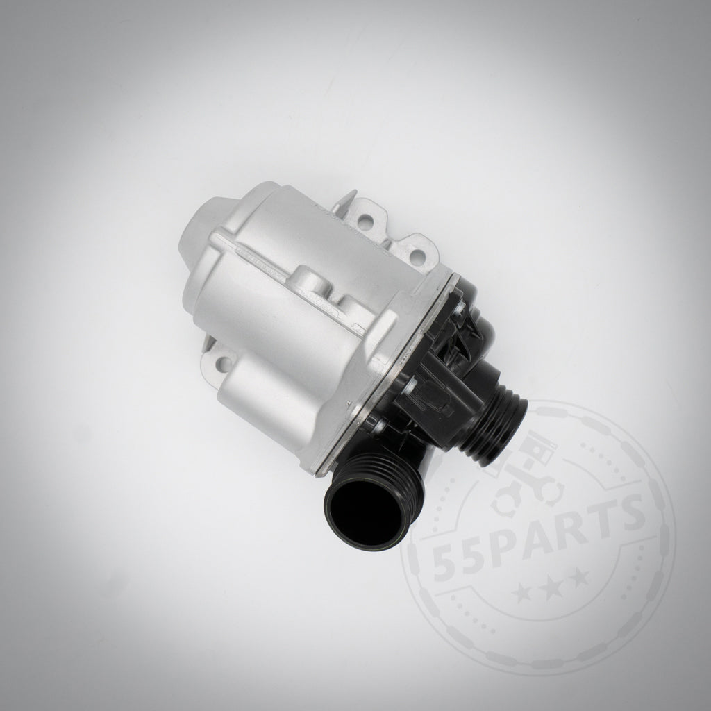Eine 55Parts Wasserpumpe und Thermostat in Schwarz und Silber, passend für BMW 135i, 1er M Coupe, 335i(x) N54 Motoren, dargestellt auf einem schlichten hellen Hintergrund.