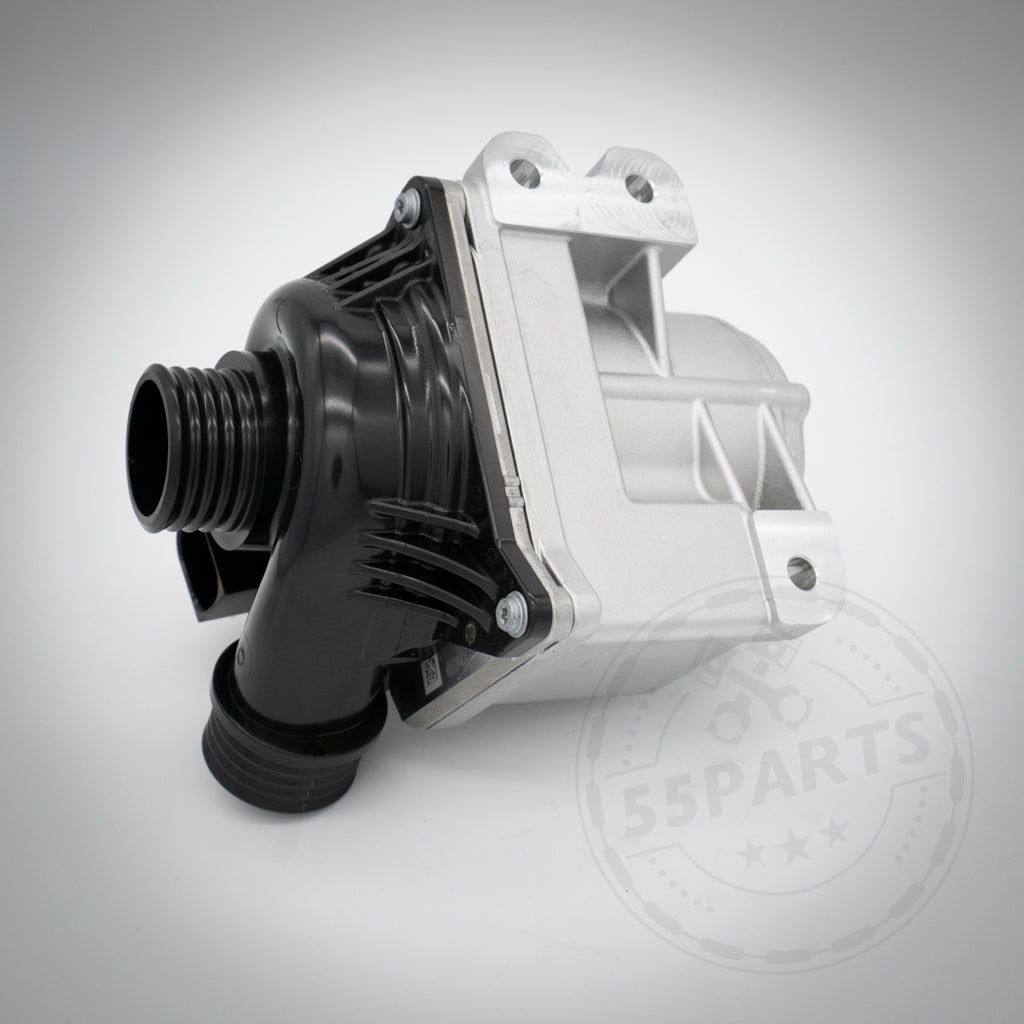 Die 55Parts Wasserpumpe und Thermostat, passend für BMW 135i, 1er M Coupe und 335i(x) mit N54 Motor, besteht aus schwarzen und silbernen Komponenten und ist auf hellem Hintergrund abgebildet.