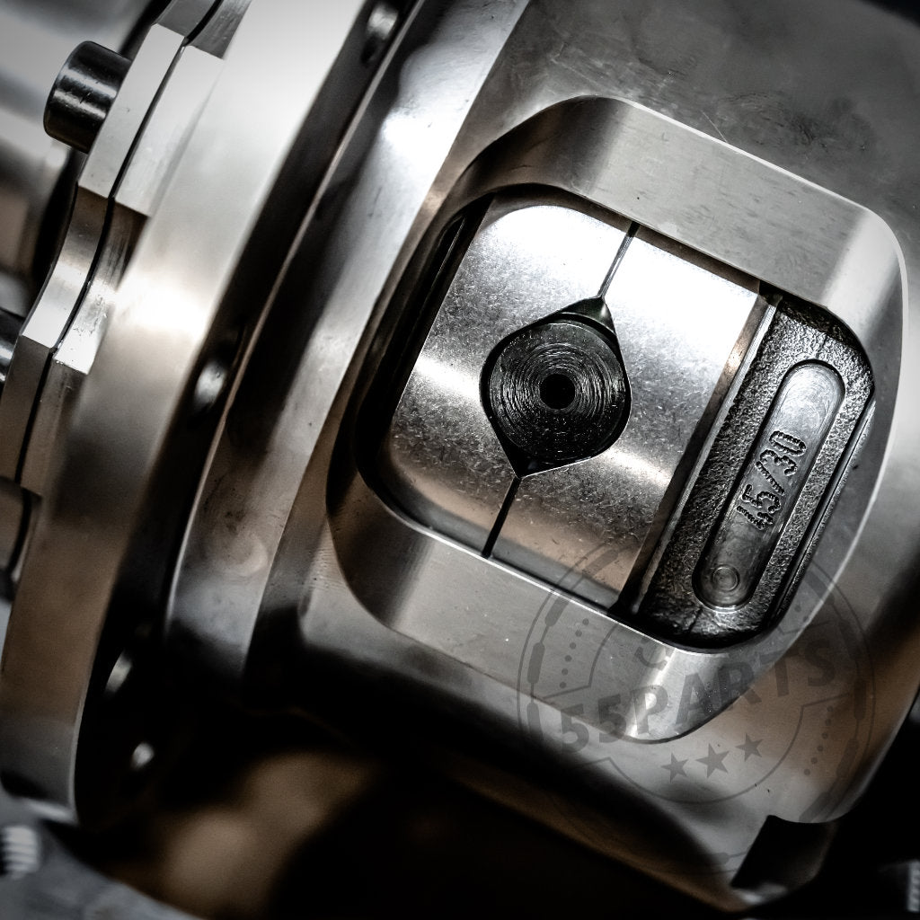 Nahaufnahme eines glänzenden Metall-Specials: Mechanisches Drexler-Lamellensperrdifferential & Westwood Performance, mit eingravierten Markierungen und Schrauben, für verbesserte BMW-Dynamik entwickelt und für die meisten BMW-Modelle geeignet.