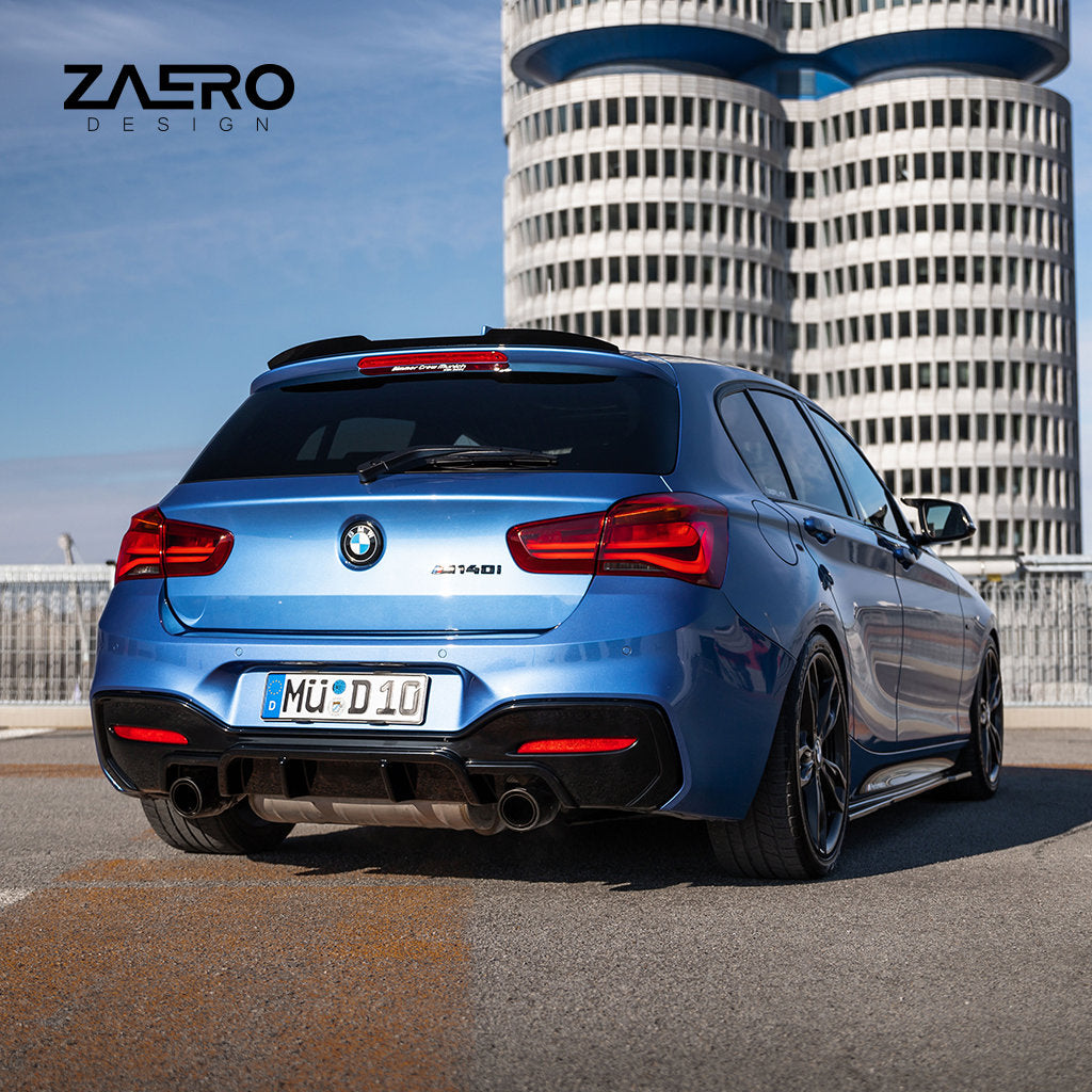 Draußen parkt ein blauer BMW M135i/M140i F2x mit Carbon-Anbauteilen und einem ZAERO Evo-1 Diffusor, im Hintergrund modernes Rundgebäude, oben links ist das ZAERO Design Logo zu sehen.