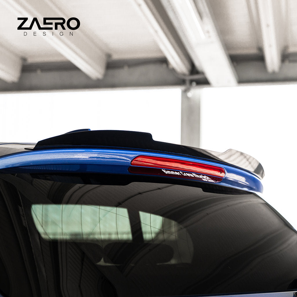 Nahaufnahme eines blauen BMW F2x mit einem ZAERO-Heckspoiler und Bremslicht unter einer hellen Garagendecke, mit hochwertigen ZAERO-Details.